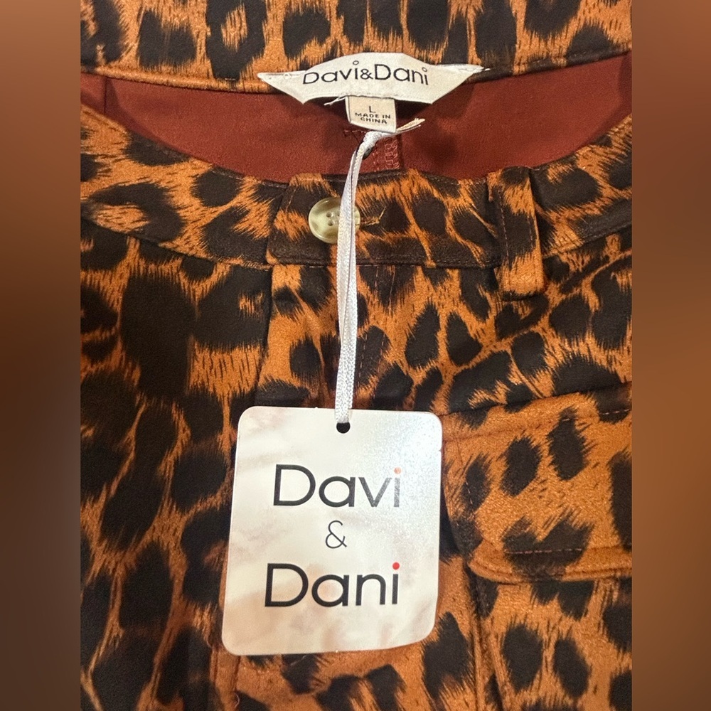 Davi & Dani Leopard Print Cargo Shorts - Chic & Versatile Safari Style - Picture 5 of 6